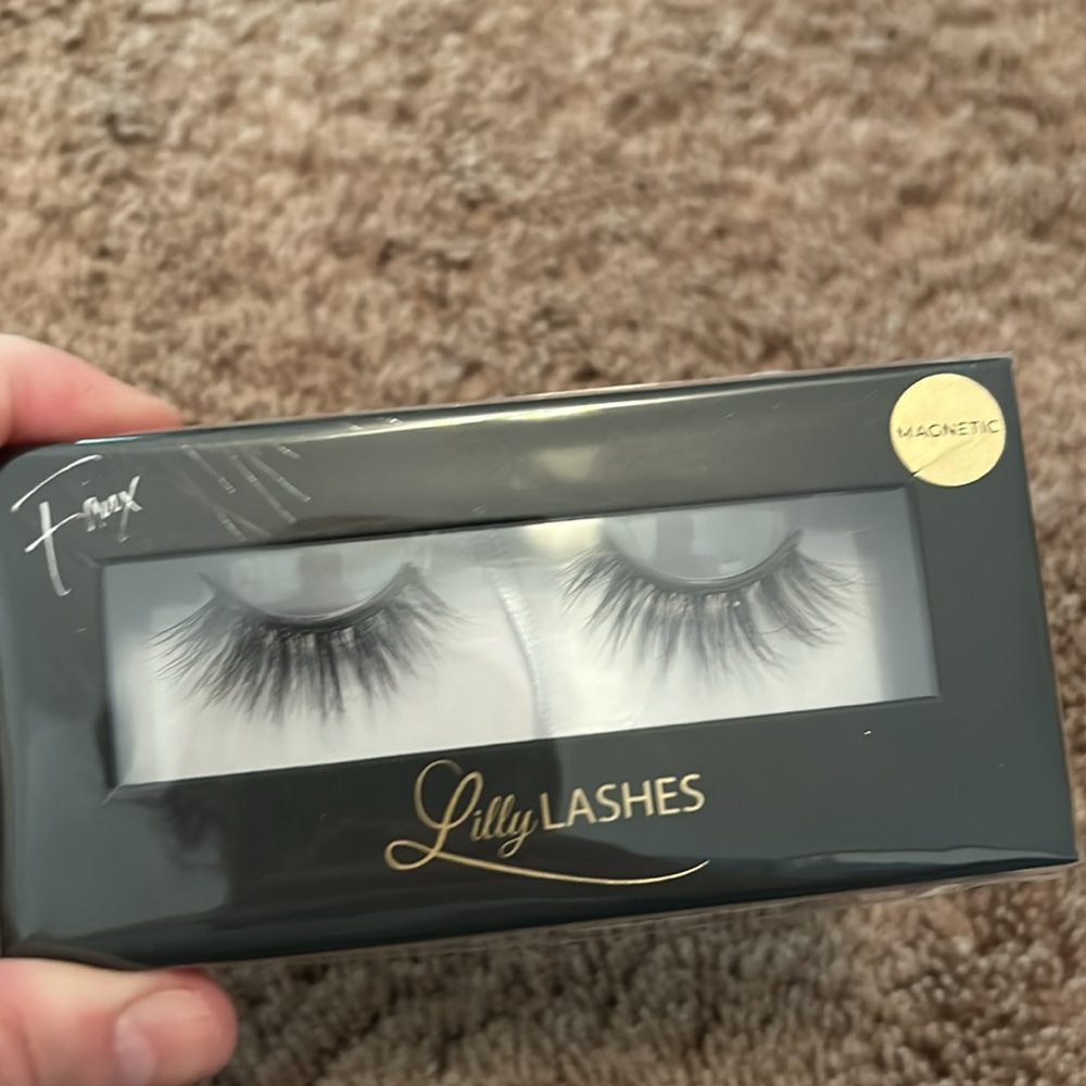 Lily Lashes - Picture 2 of 4
